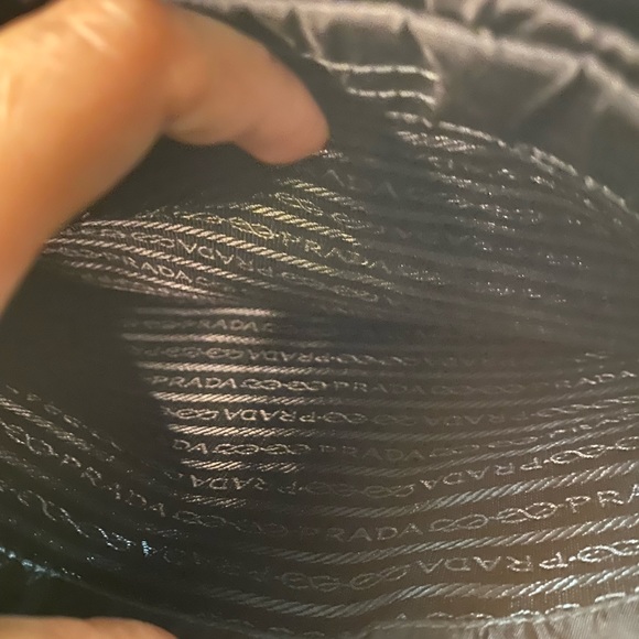 Prada shoulder bag - black and with metal handle -classy style - Picture 5 of 17